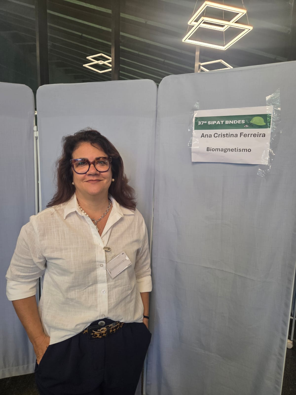 Ana Cristina em atendimento de Biomagnetismo durante uma SIPAT corporativa